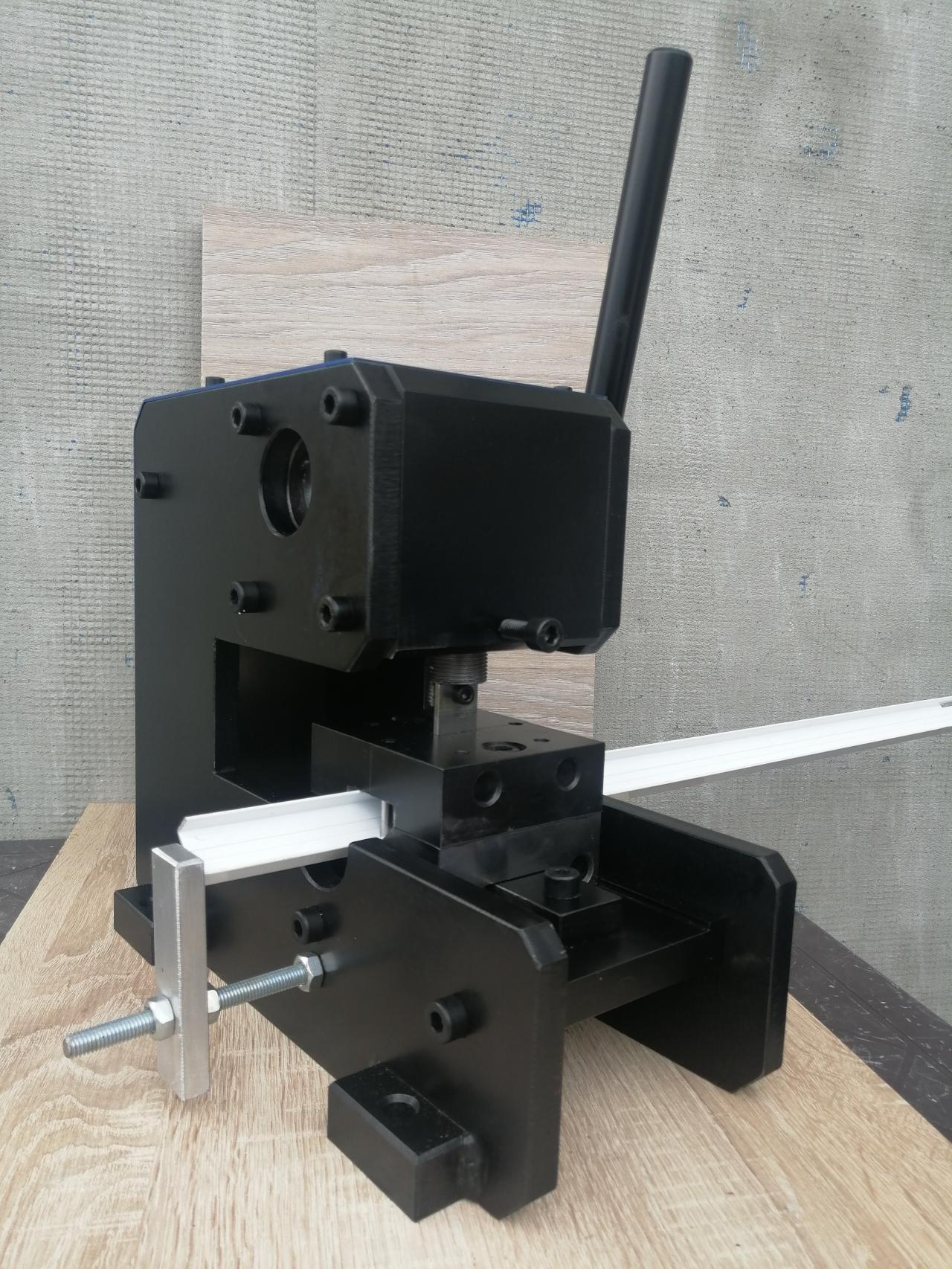 RUČNA PRESA ZA PROBIJANJE OTVORA NA ALUMINIJUMSKOM PROFILU ZA VOĐICU KOMARNIKA